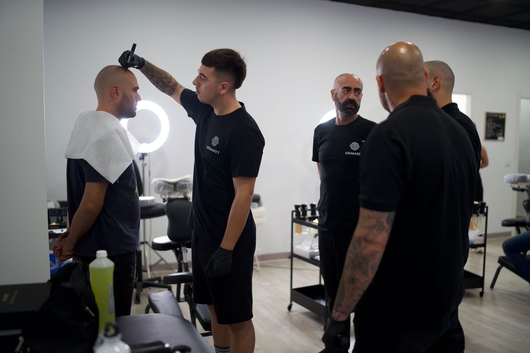 Miembros del equipo GRIMARET trabajando y revisando diseños en la clínica