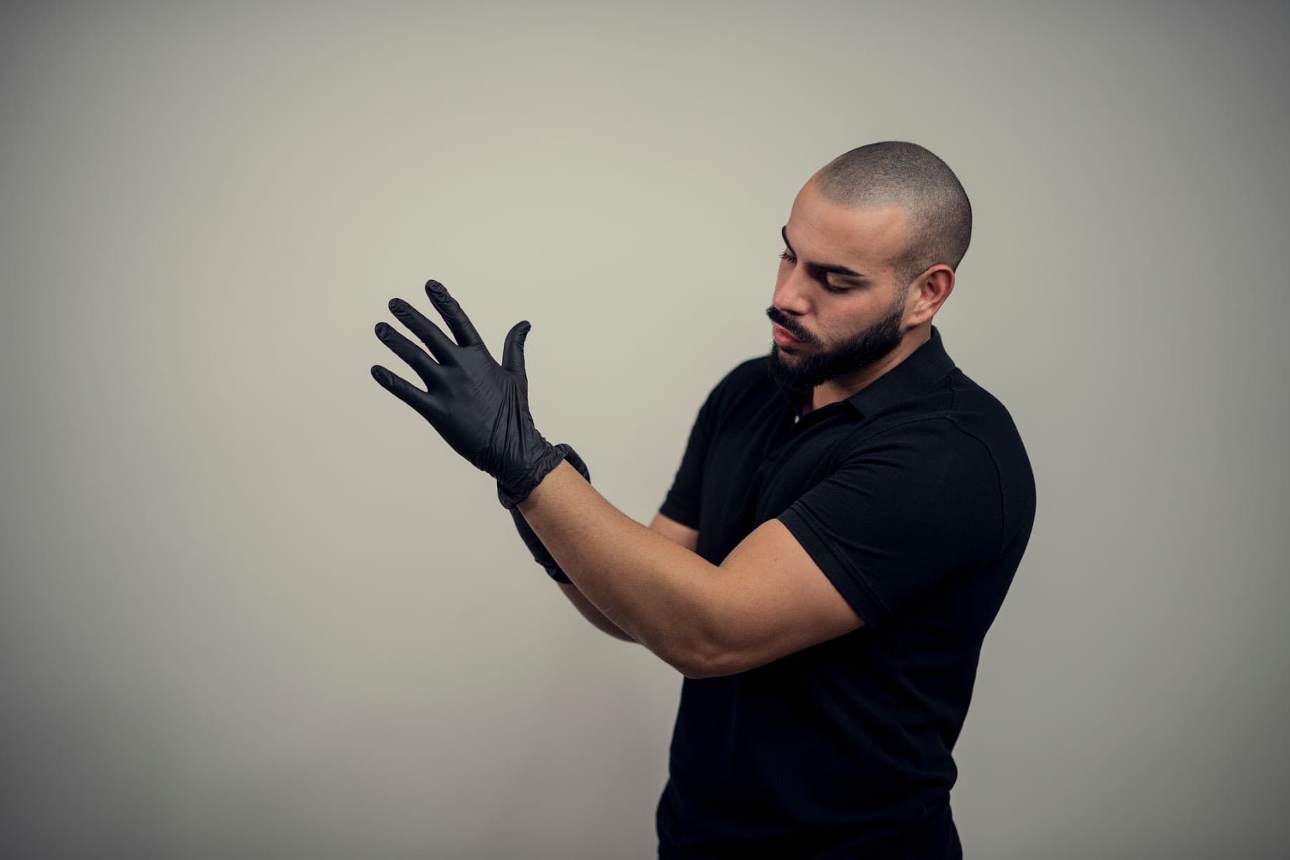 Óscar Grimaret preparándose para una sesión de micropigmentación capilar
